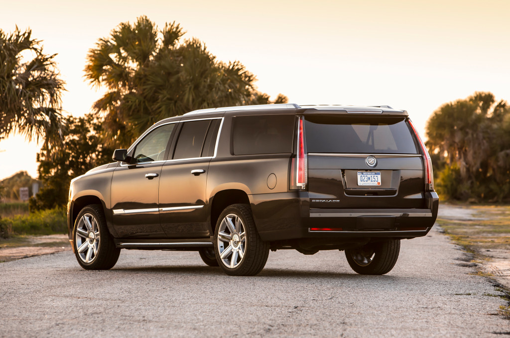 escalade-i-exterior-masthead-family-02